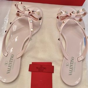 NEVER WORN WATER ROSE VALENTINO ROCKSTUD SANDALS